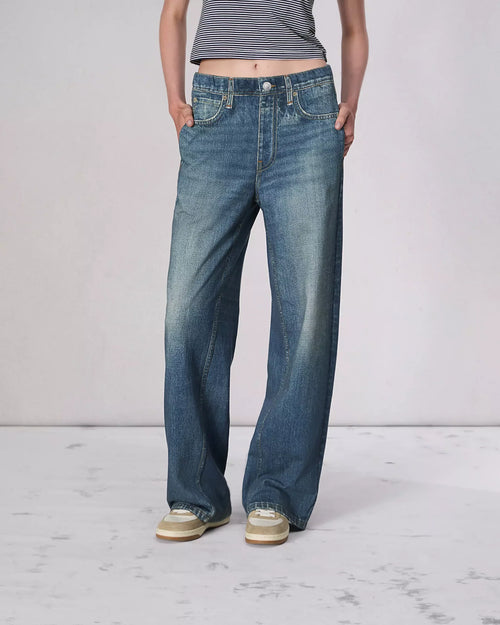 Oleva Sweat Jean Classic — front detail, hands in pockets